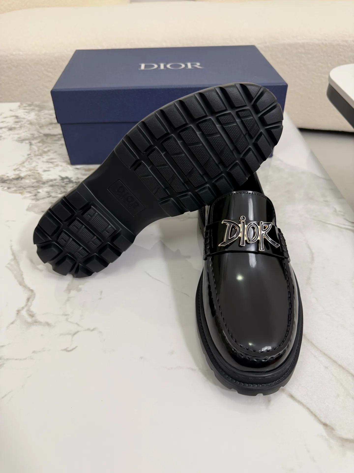 [ DIOR ] Top P: 820💰 ▪️Size: 39-44 (customized for 38.45) Top male leather shoes DIOR Dior combines high-quality materials and exquisite details. The imported cowhide leather upper is embellished with Gancio buckles, showing a luxurious style. Imported cattle. TP sole is light and flexible in texture